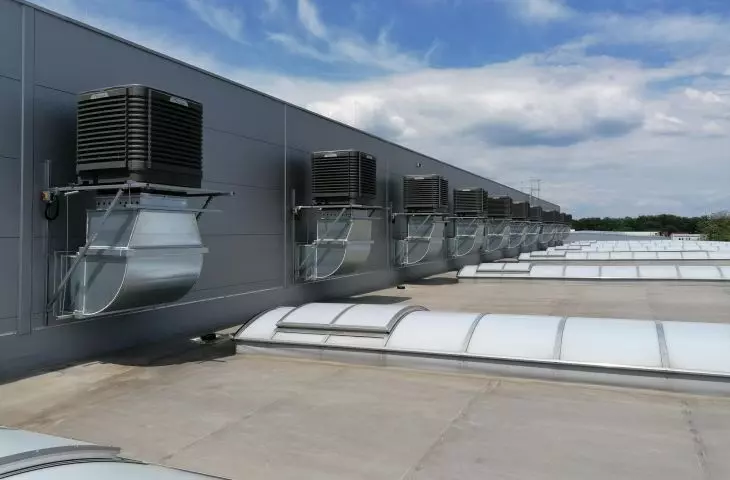 Klimatyzatory ewaporacyjne – chłodzenie dużych przestrzeni z wykorzystaniem wody