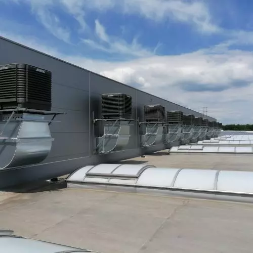 Klimatyzatory ewaporacyjne – chłodzenie dużych przestrzeni z wykorzystaniem wody