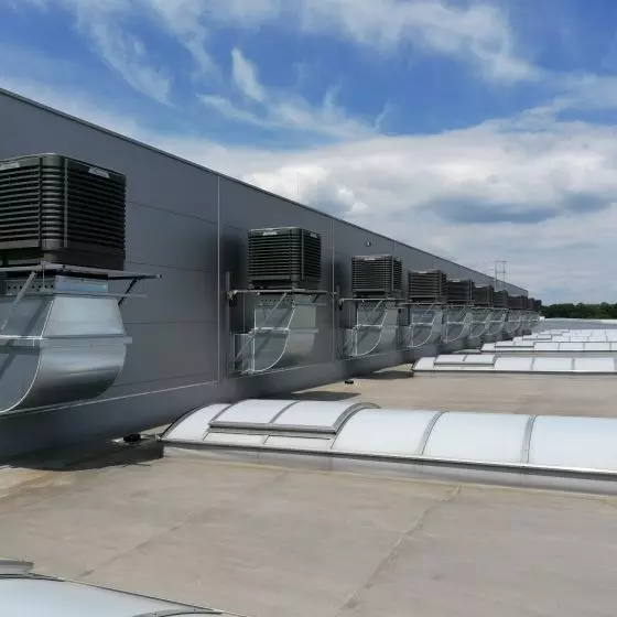 Klimatyzatory ewaporacyjne – chłodzenie dużych przestrzeni z wykorzystaniem wody