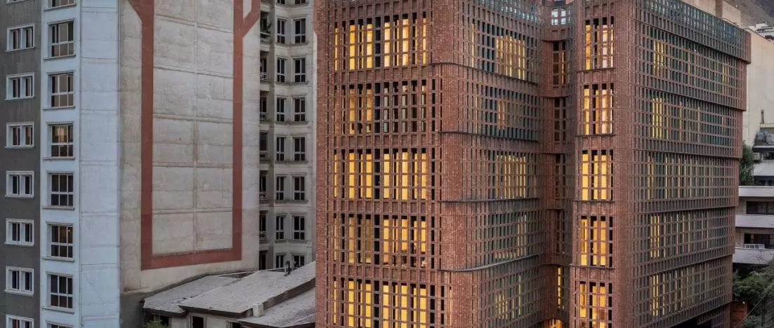 40 procent szkła i maksimum światła. Hitra Office & Commercial Building w Teheranie