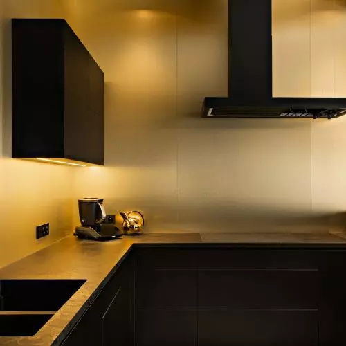 Czy złoto to zawsze przepych? Klyszcz architektura pokazuje, że minimalistyczna forma też może być złota.