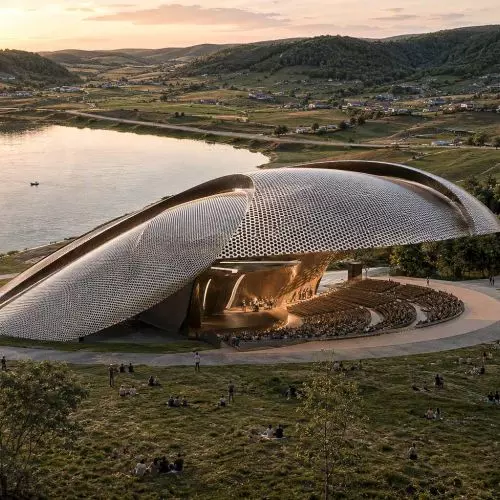 Amfiteatr nad Jeziorem Rożnowskim. Architektura, która słucha krajobrazu