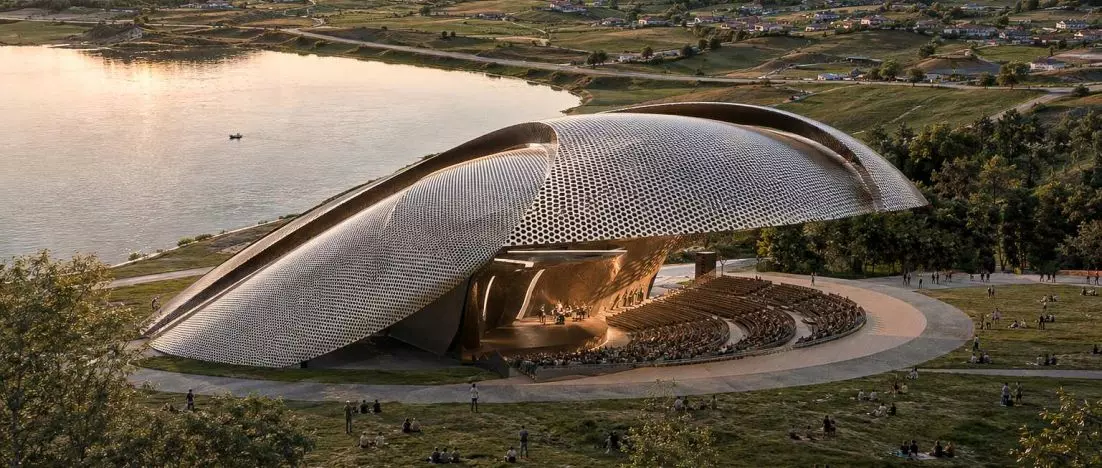 The Amphitheater on Lake Rożnów. Architecture that listens to the landscape