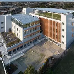 Evergreen Charter School w Hempstead projektu Martin Hopp Architect