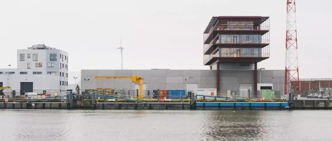 Jak platforma morska nad portem. Elia Offshore Service Center w Ostendzie projektu OYO