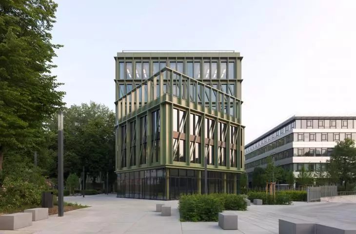 Drewno ukryte za zieloną fasadą. i8 w Monachium projektu C.F. Møller Architects