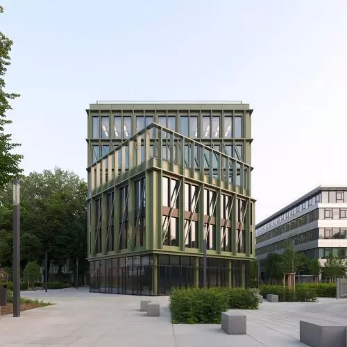 Drewno ukryte za zieloną fasadą. i8 w Monachium projektu C.F. Møller Architects