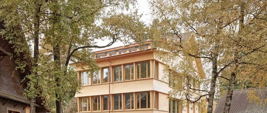 Współczesny budynek w historycznym zespole. Bossard Schule w Unterägeri projektu Gut Deubelbeiss Nill Architekten