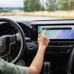 Telefon zostaje w kieszeni. Bramę otworzysz z ekranu samochodu
