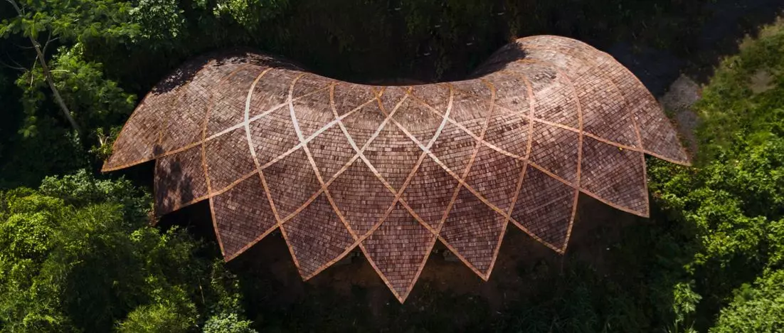 Bambusowy pawilon inspirowany kwiatem lotosu. Lotus Shala projektu Pablo Luna Studio