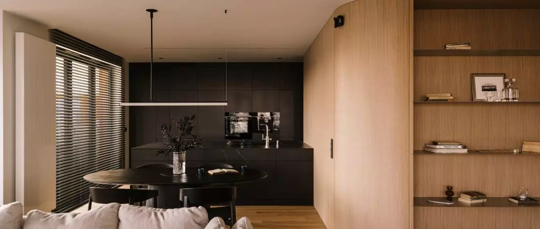 Minimalizm z widokiem na Kraków. Apartament w Wiślanych Tarasach