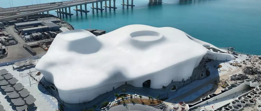 Ten budynek zaprojektowano od środka. teamLab Phenomena Abu Dhabi