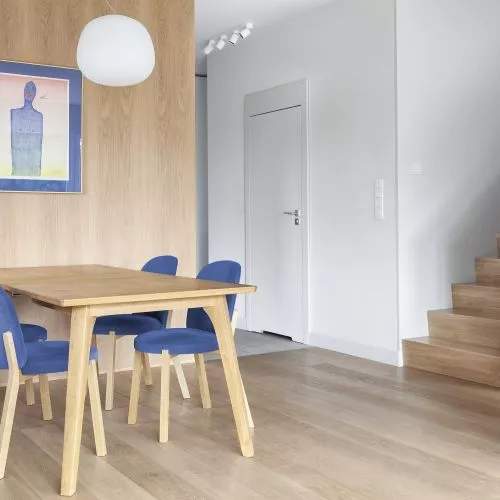 Wnętrze z błękitnymi akcentami. Projekt Ktura Architekci