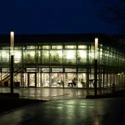 Lichtwerk – modernizacja oświetlenia biblioteki w Bambergu. Linie światła, które unoszą się w przestrzeni