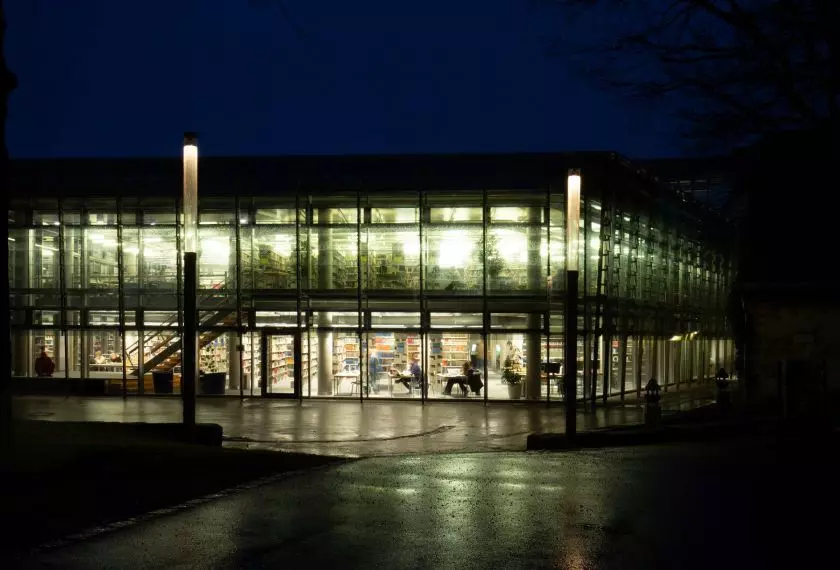 Lichtwerk – modernizacja oświetlenia biblioteki w Bambergu. Linie światła, które unoszą się w przestrzeni