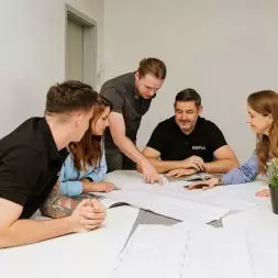 Przyszłościowa modernizacja oświetlenia biblioteki w Bambergu. Linie światła, które unoszą się w przestrzeni