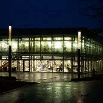 Lichtwerk – modernizacja oświetlenia biblioteki w Bambergu. Linie światła, które unoszą się w przestrzeni
