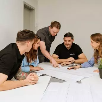 Przyszłościowa modernizacja oświetlenia biblioteki w Bambergu. Linie światła, które unoszą się w przestrzeni