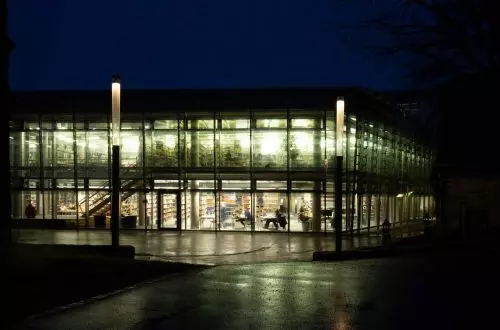Lichtwerk – modernizacja oświetlenia biblioteki w Bambergu. Linie światła, które unoszą się w przestrzeni