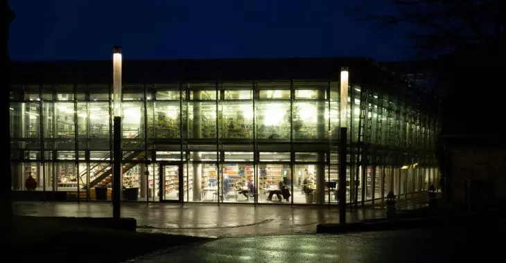 Lichtwerk – modernizacja oświetlenia biblioteki w Bambergu. Linie światła, które unoszą się w przestrzeni
