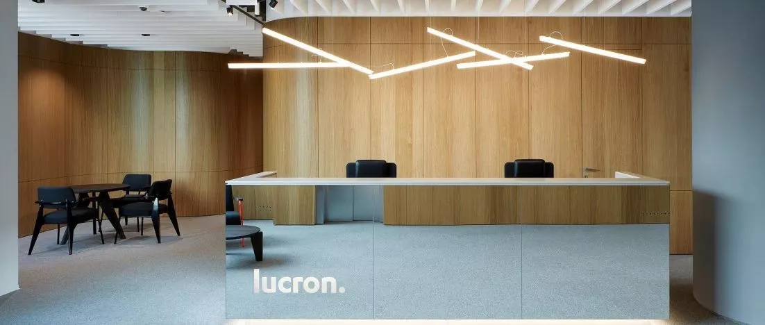 Minimalizm sprzyjający pracy. Wnętrza słowackiego biura LUCRON