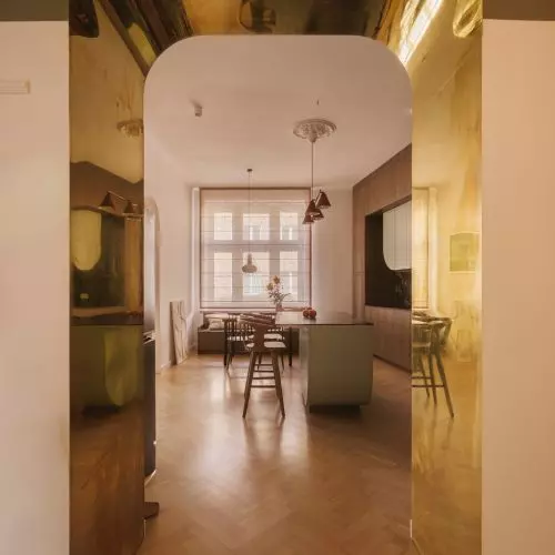 Old Krowodrza, reimagined. SPOIWO has revitalized the interior of this tenement building with brass, greenery, and red
