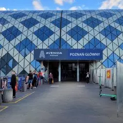 Poznań Główny, główne wejście do „chlebaka”, od strony Mostu Dworcowego
