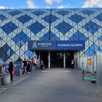 Poznań Główny, główne wejście do „chlebaka”, od strony Mostu Dworcowego