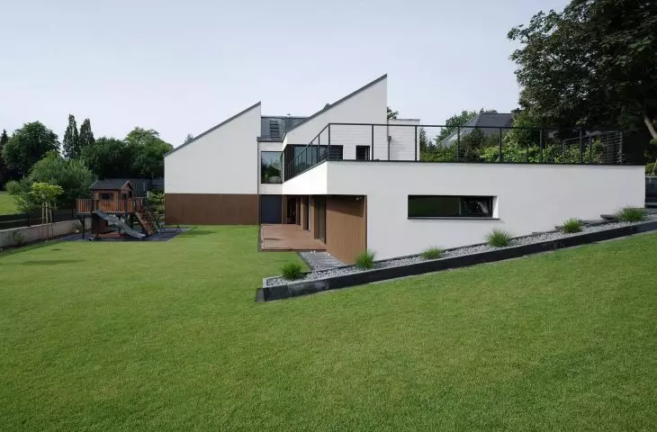 A House That Follows the Slope: Modern Architecture in Puszczykowo by STUDIO KONDE