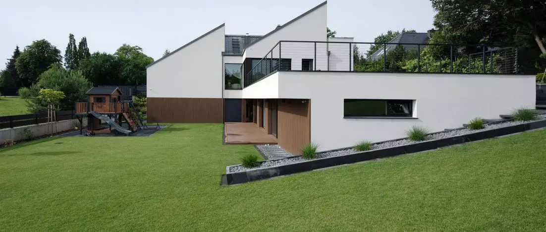 Dom, który podąża za skarpą. Nowoczesna architektura w Puszczykowie projektu STUDIO KONDE