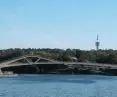 Kładka Kazimierz-Ludwinów zostanie otwarta w niedzielę 4 października 2026 roku. Pomysł na jej kształt zaczerpnięto ze sztuki ogrodowej