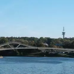 Kładka Kazimierz-Ludwinów zostanie otwarta w niedzielę 4 października 2026 roku. Pomysł na jej kształt zaczerpnięto ze sztuki ogrodowej