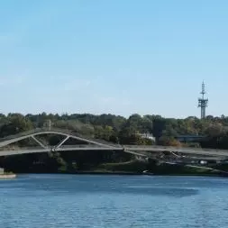Kładka Kazimierz-Ludwinów zostanie otwarta w niedzielę 4 października 2026 roku. Pomysł na jej kształt zaczerpnięto ze sztuki ogrodowej