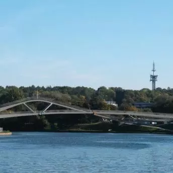 Kładka Kazimierz-Ludwinów zostanie otwarta w niedzielę 4 października 2026 roku. Pomysł na jej kształt zaczerpnięto ze sztuki ogrodowej