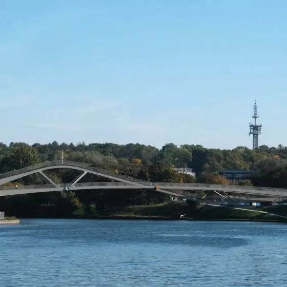 Kładka Kazimierz-Ludwinów zostanie otwarta w niedzielę 4 października 2026 roku. Pomysł na jej kształt zaczerpnięto ze sztuki ogrodowej