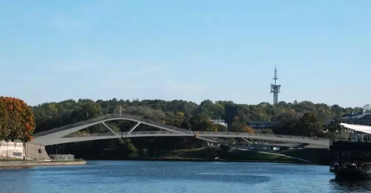Kładka Kazimierz-Ludwinów zostanie otwarta w niedzielę 4 października 2026 roku. Pomysł na jej kształt zaczerpnięto ze sztuki ogrodowej