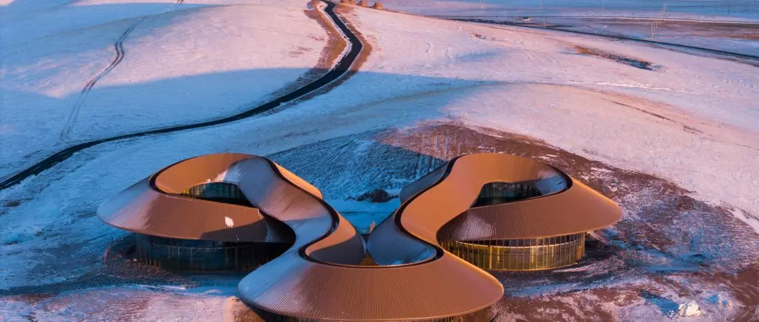 Centrum dla turystów wpisane w krajobraz wygasłego wulkanu. Volcano-In Visitor Center projektu PLAT ASIA