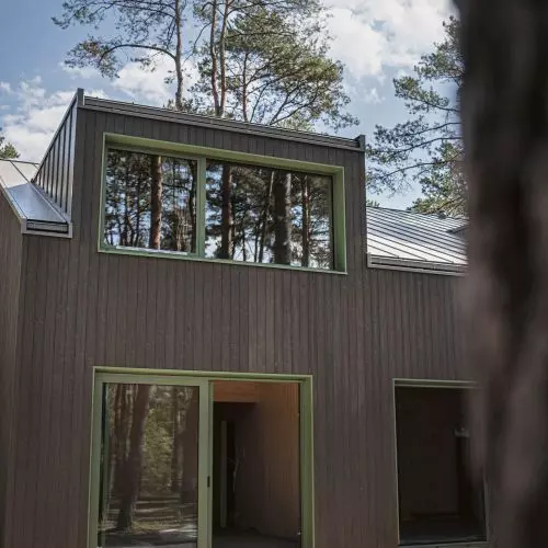 Gdy rynna staje się częścią architektury. Galeco  STAL² w domu SVOBO w Józefowie