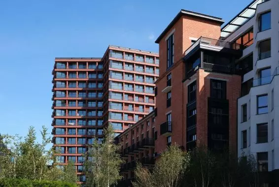 Młyny Mogilska to eklektyczna mieszanka zieleni, marmurów i industrialnej zabudowy. Czy architektura dotrzymuje tutaj obietnicy nowego standardu?