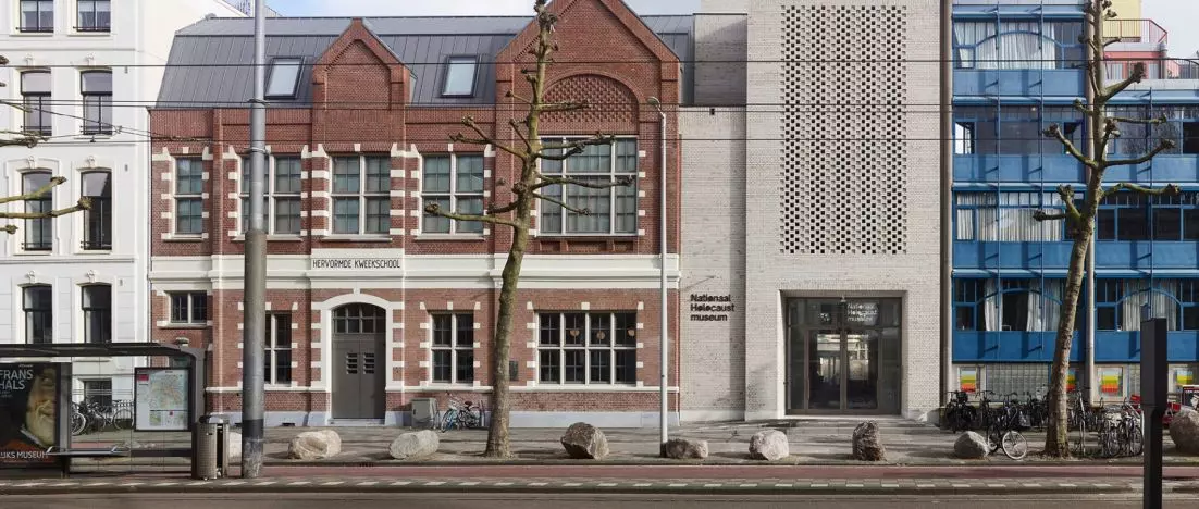 W tej architekturze najważniejsza jest historia. National Holocaust Museum w Amsterdamie projektu Office Winhov