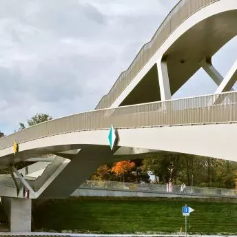 Nowa kładka na kursie kolizyjnym. Pierwszy tydzień nowej przeprawy przez Wisłę w Krakowie
