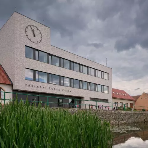 Dawny sklep stał się szkołą w sercu wsi. Čebín Primary School projektu knesl kynčl architekti