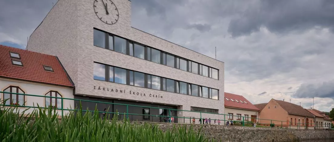 Dawny sklep stał się szkołą w sercu wsi. Čebín Primary School projektu knesl kynčl architekti