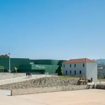 Ponto C w Penafiel projektu Galeria Gabinete