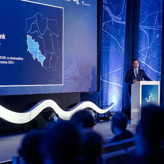 Mateusz Balcerowicz, prezes Państwowego Gospodarstwa Wodnego Wody Polskie, podczas wystąpienia poświęconego ochronie infrastruktury krytycznej