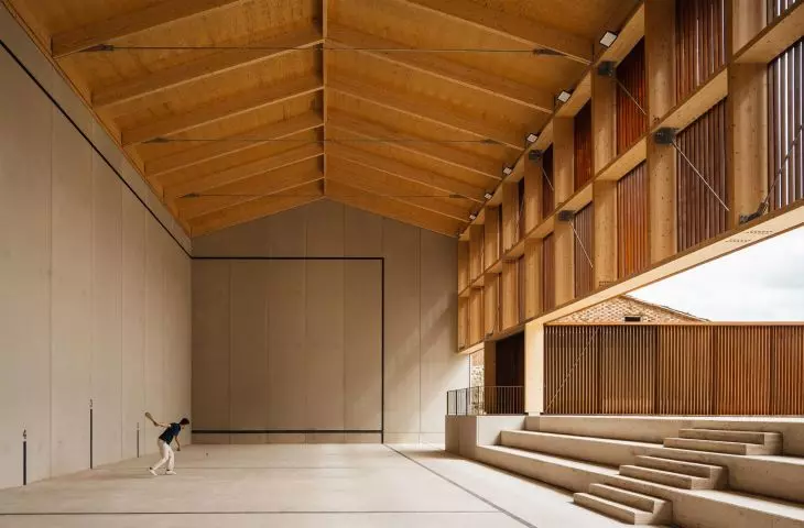An old nobleman's house has been replaced by a pelota court. The Maeztu Frontón, designed by VERNE Arquitectura and Alejandro Maortua