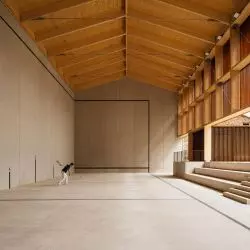 Frontón Maeztu w Aguilar de Codés projektu VERNE Arquitectura + Alejandro Maortua