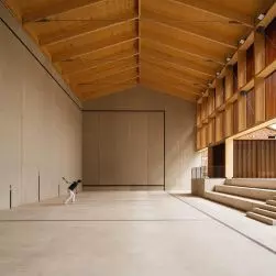 Frontón Maeztu w Aguilar de Codés projektu VERNE Arquitectura + Alejandro Maortua