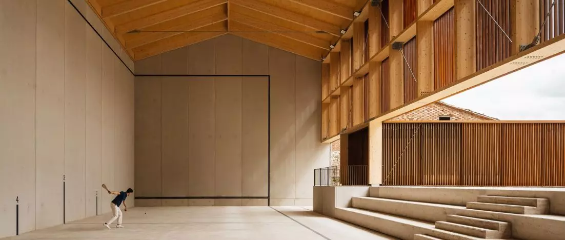 An old nobleman's house has been replaced by a pelota court. The Maeztu Frontón, designed by VERNE Arquitectura and Alejandro Maortua