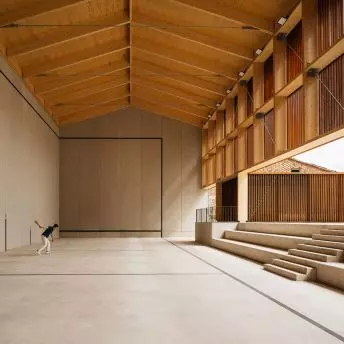 Frontón Maeztu w Aguilar de Codés projektu VERNE Arquitectura + Alejandro Maortua